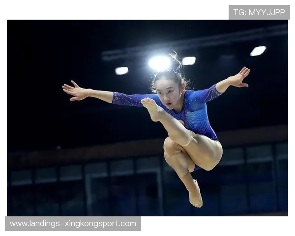 体操选手完美组合动作赢得满堂喝彩